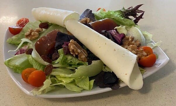 Bienvenidos al Local Social de Santa Susanna, el bar de tapas en Santa Susanna donde la tradición y el buen ambiente se unen para ofrecerte una experiencia culinaria única.